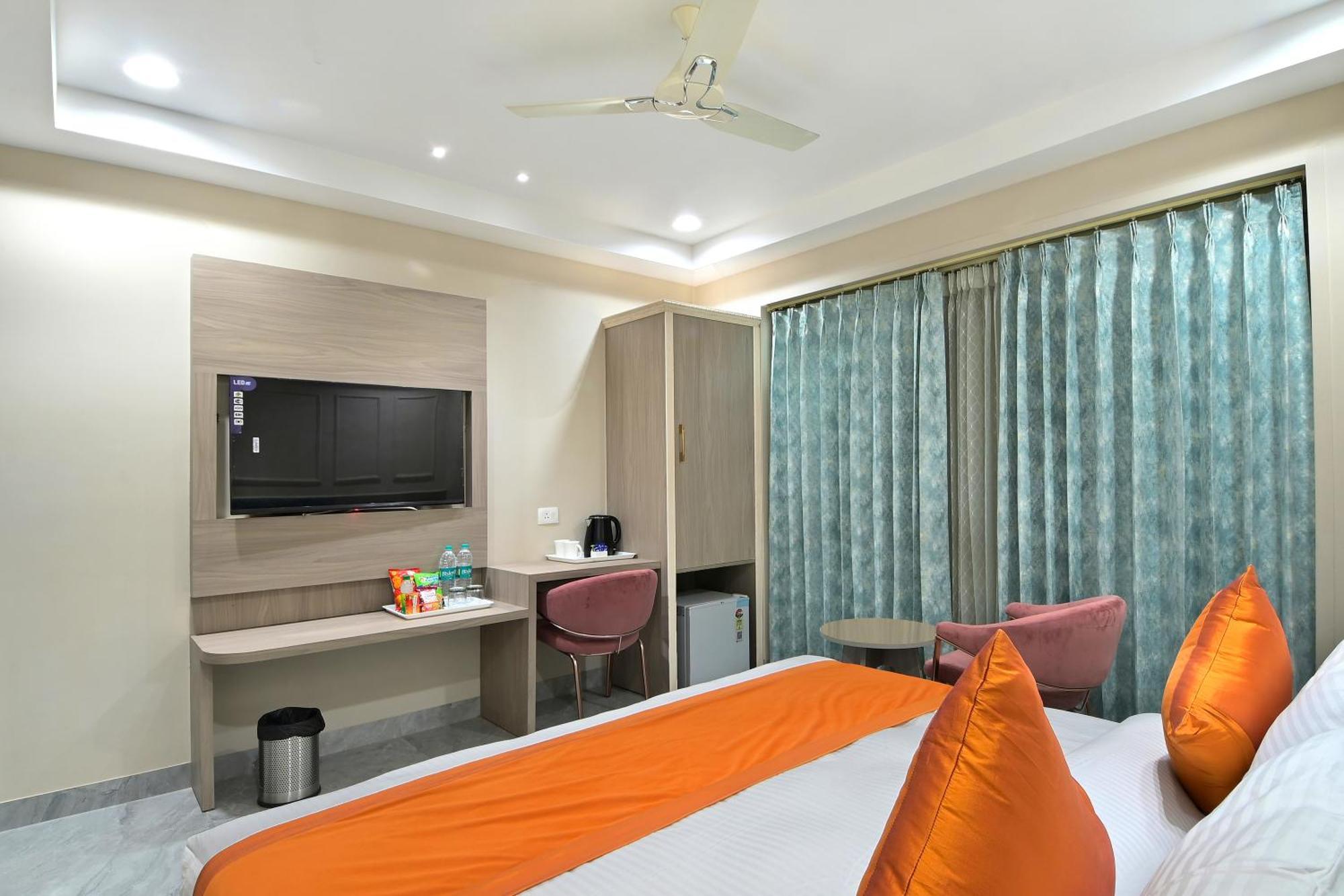 Hotel Sapphire House - 3 Mins Walk From Metro And 5 Mins From Rail Station New Delhi Exterior foto