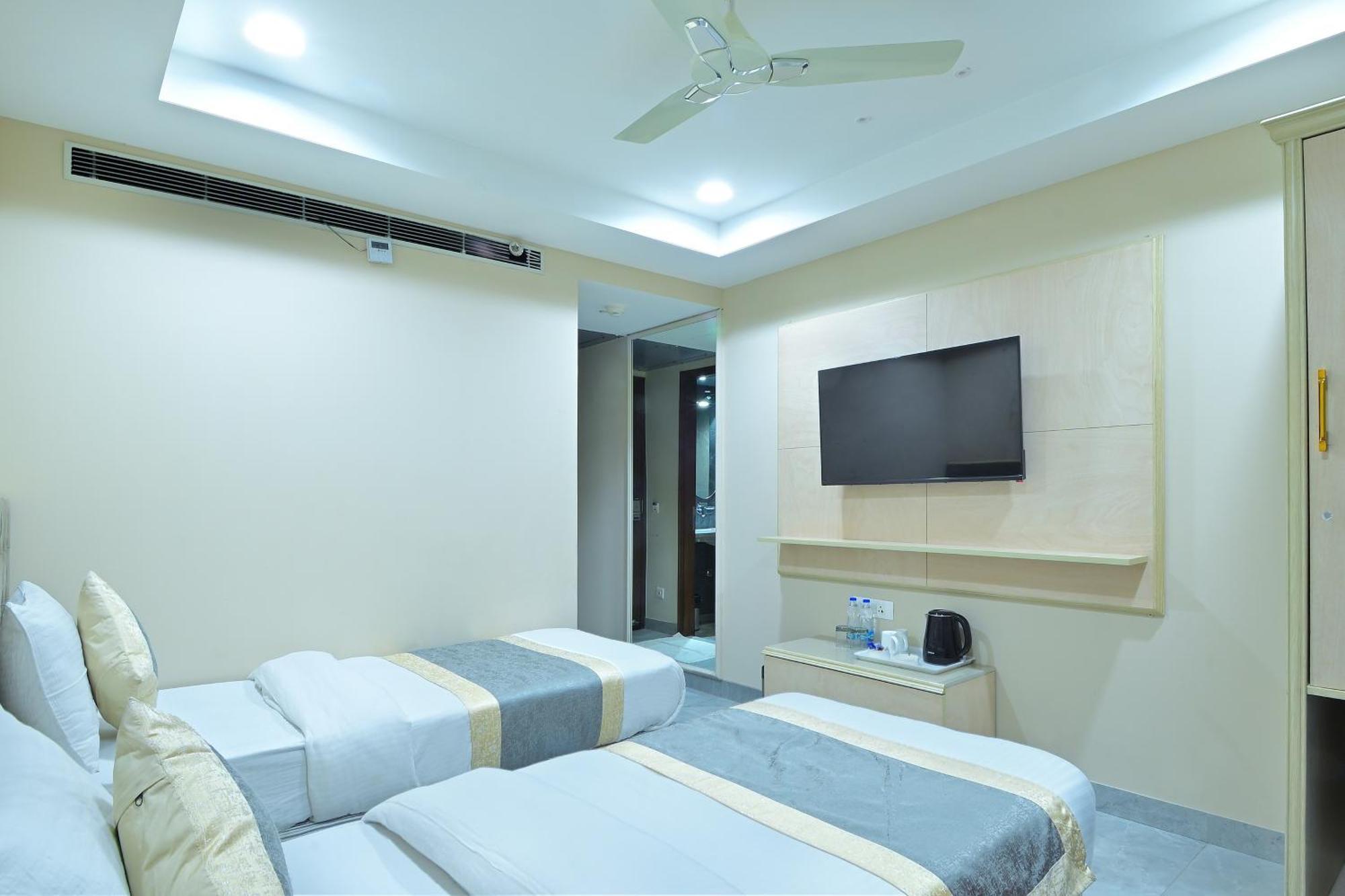 Hotel Sapphire House - 3 Mins Walk From Metro And 5 Mins From Rail Station New Delhi Exterior foto