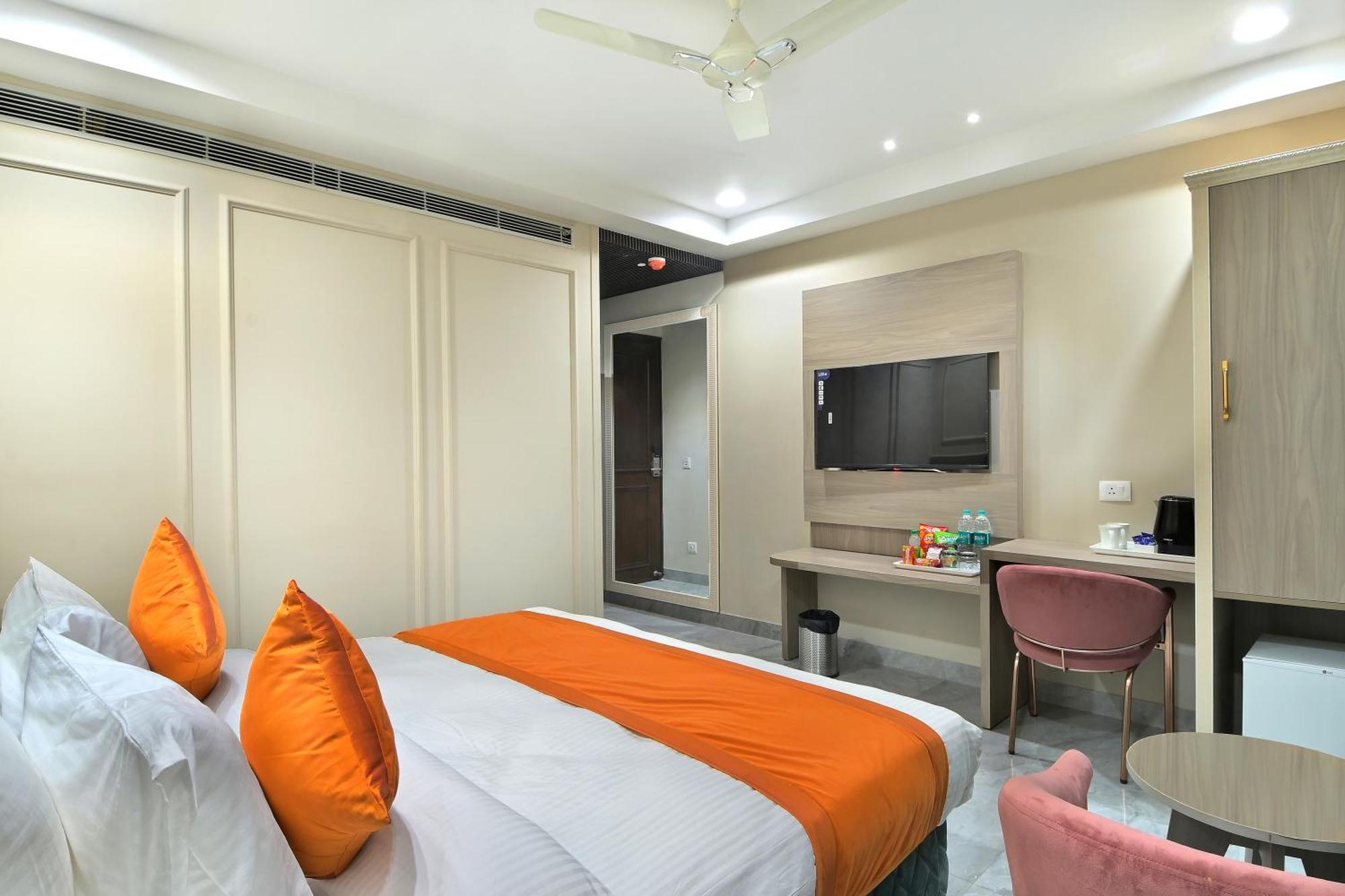 Hotel Sapphire House - 3 Mins Walk From Metro And 5 Mins From Rail Station New Delhi Exterior foto