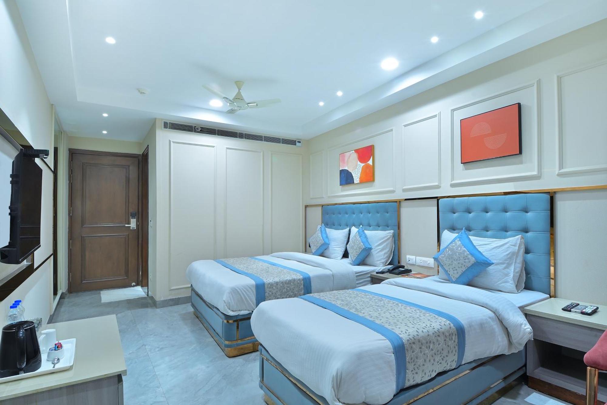 Hotel Sapphire House - 3 Mins Walk From Metro And 5 Mins From Rail Station New Delhi Exterior foto