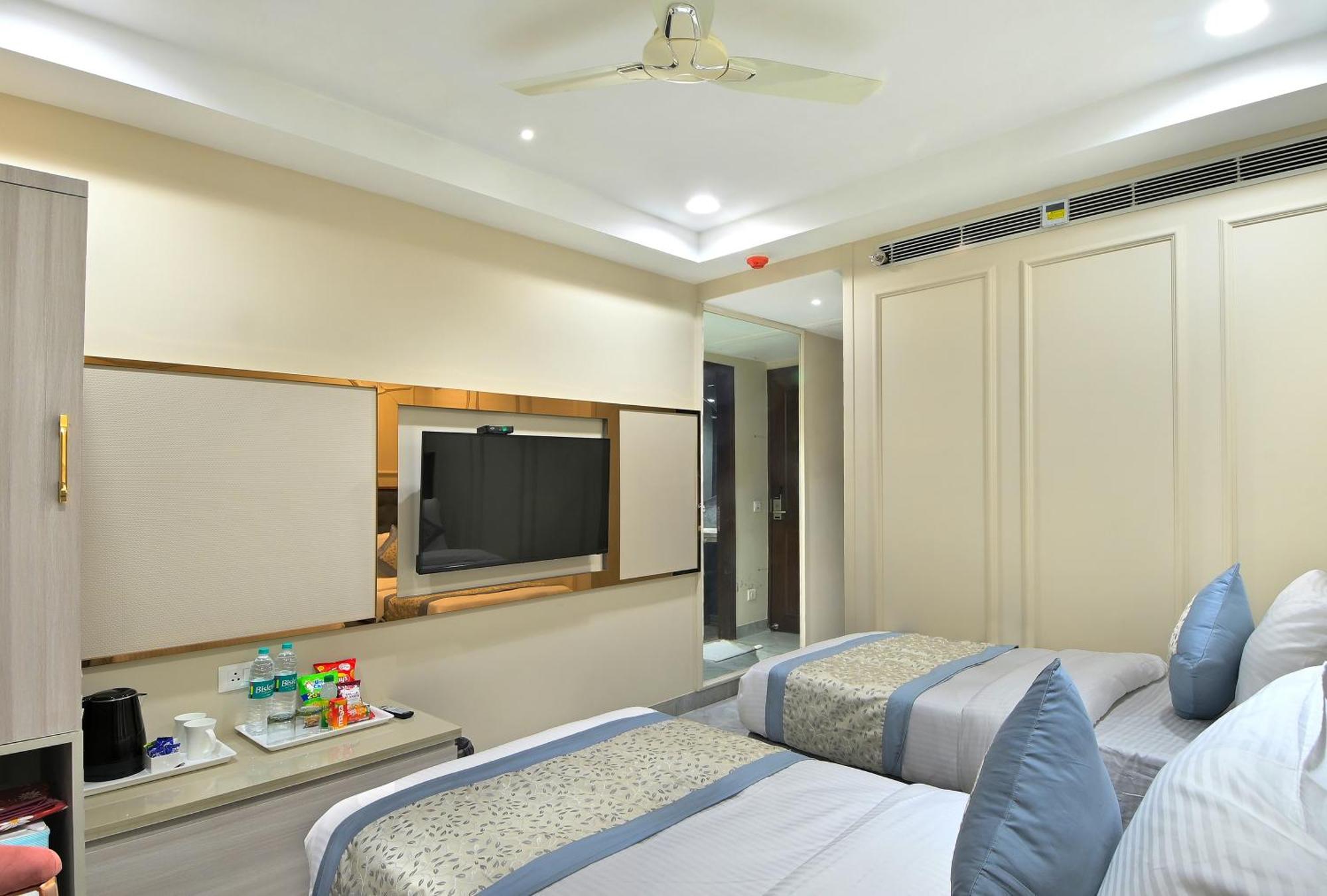 Hotel Sapphire House - 3 Mins Walk From Metro And 5 Mins From Rail Station New Delhi Exterior foto