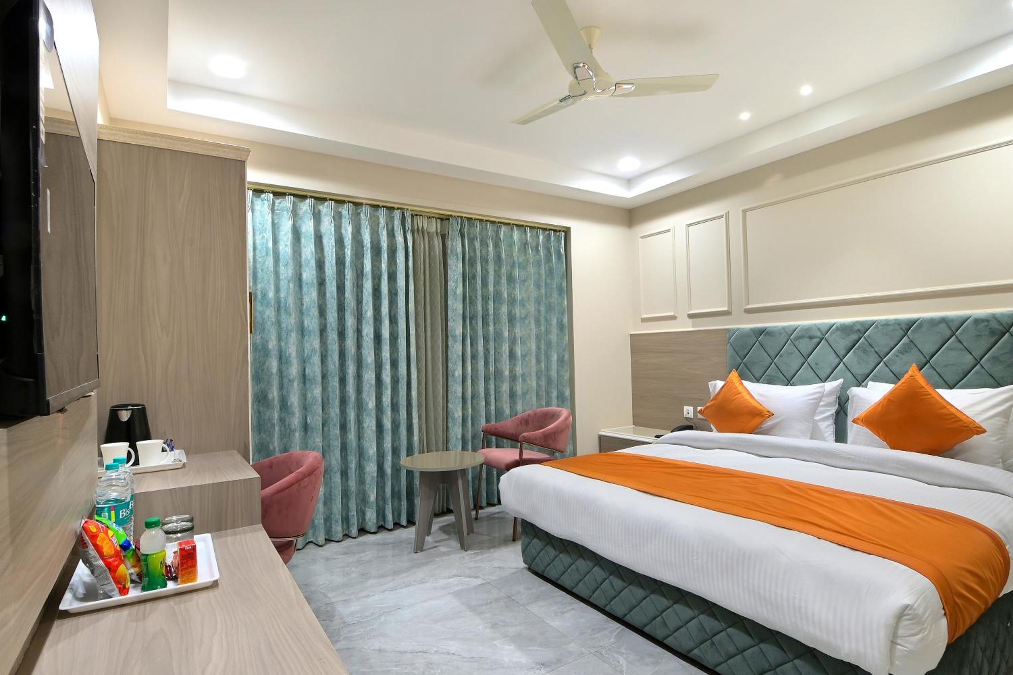Hotel Sapphire House - 3 Mins Walk From Metro And 5 Mins From Rail Station New Delhi Exterior foto