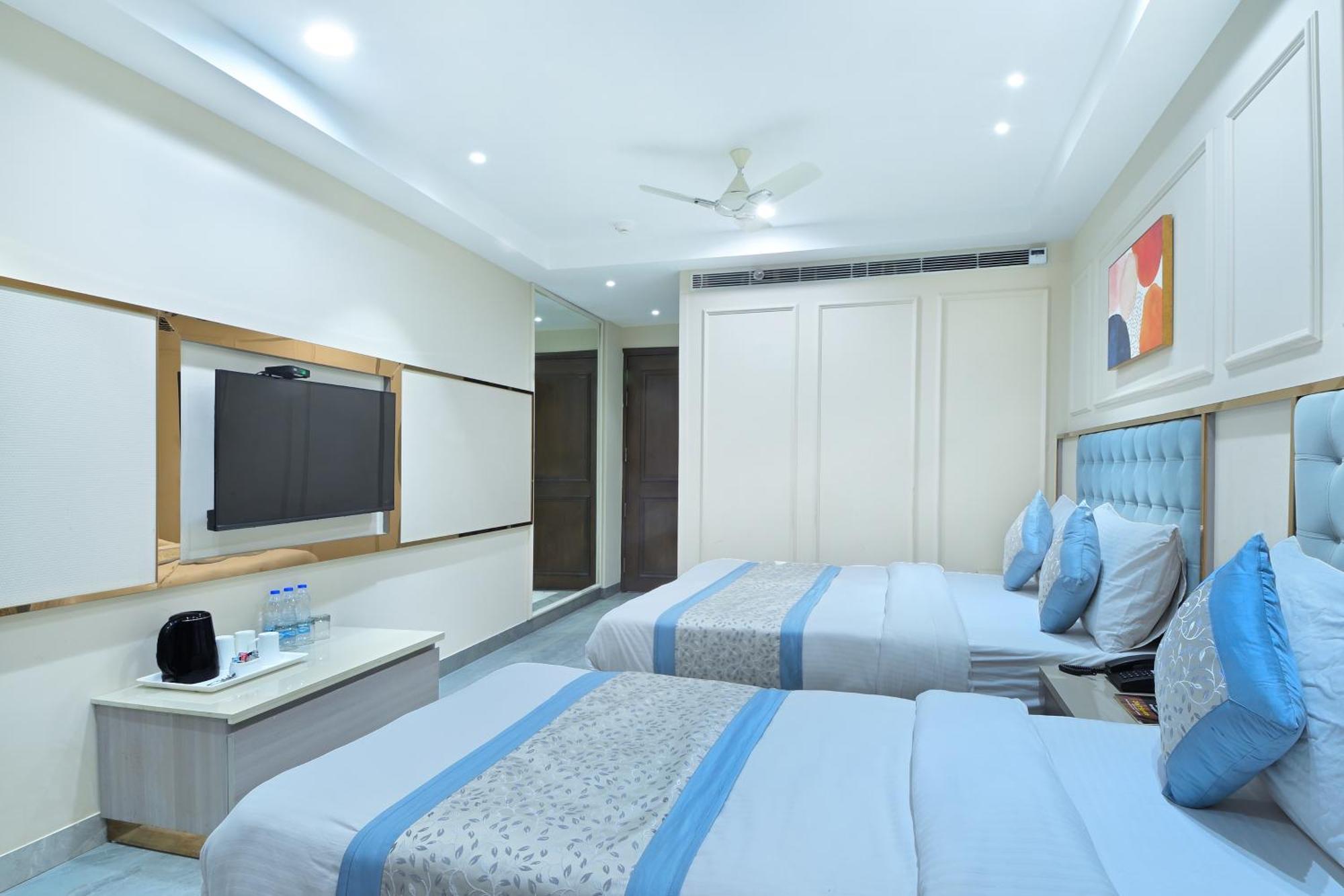 Hotel Sapphire House - 3 Mins Walk From Metro And 5 Mins From Rail Station New Delhi Exterior foto