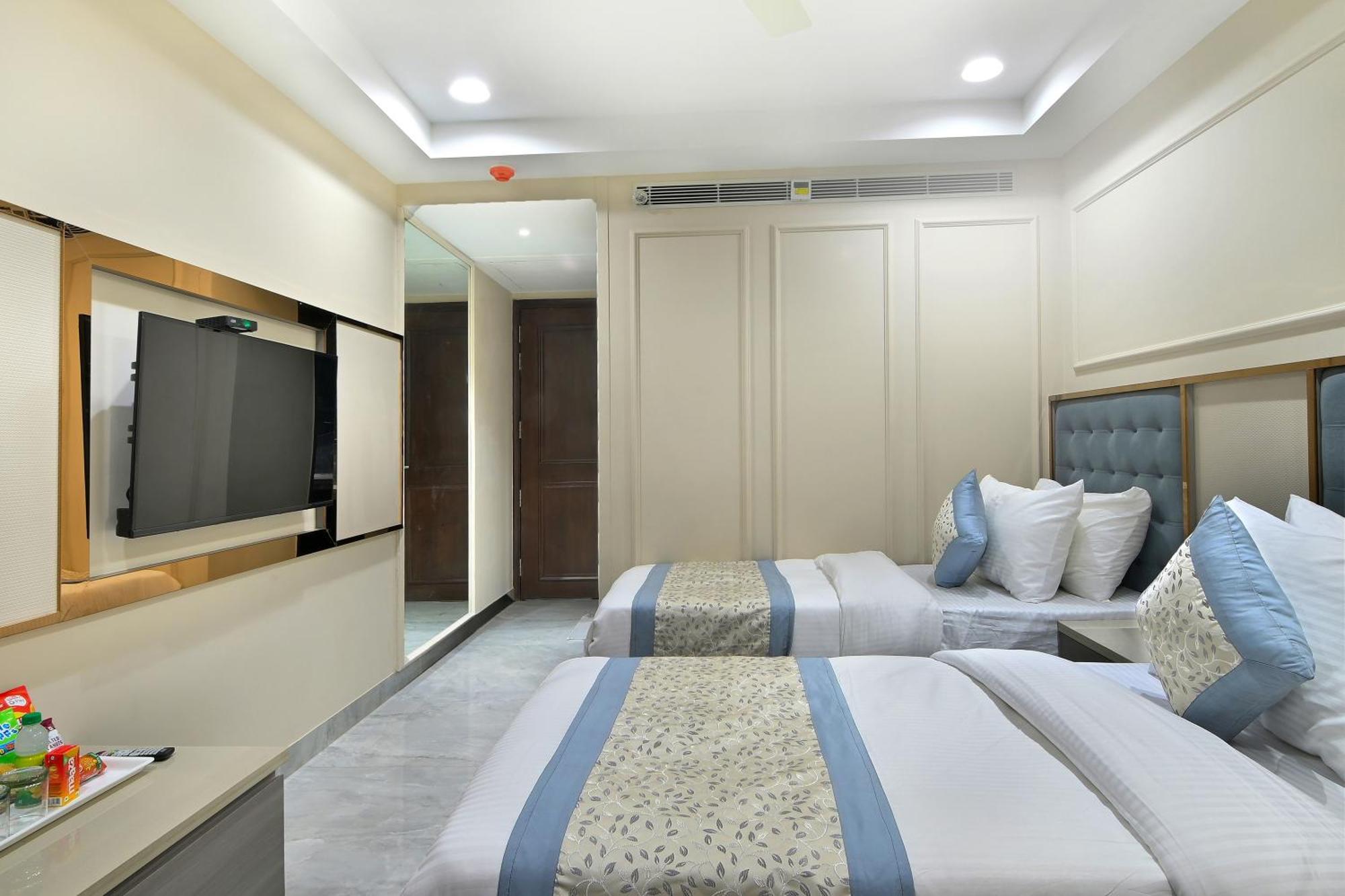 Hotel Sapphire House - 3 Mins Walk From Metro And 5 Mins From Rail Station New Delhi Exterior foto