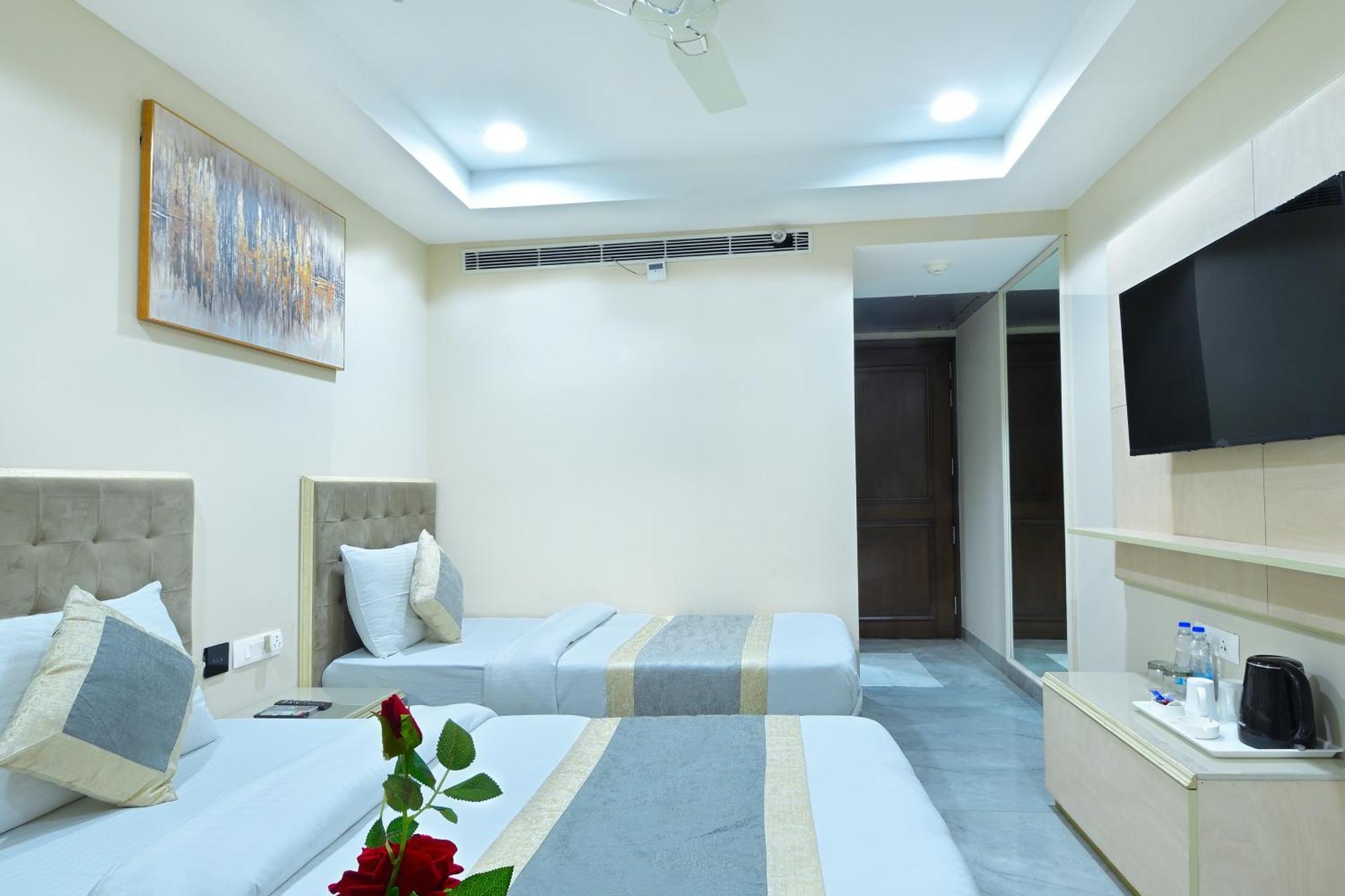 Hotel Sapphire House - 3 Mins Walk From Metro And 5 Mins From Rail Station New Delhi Exterior foto